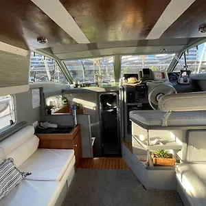 The Floating Hotel en barco